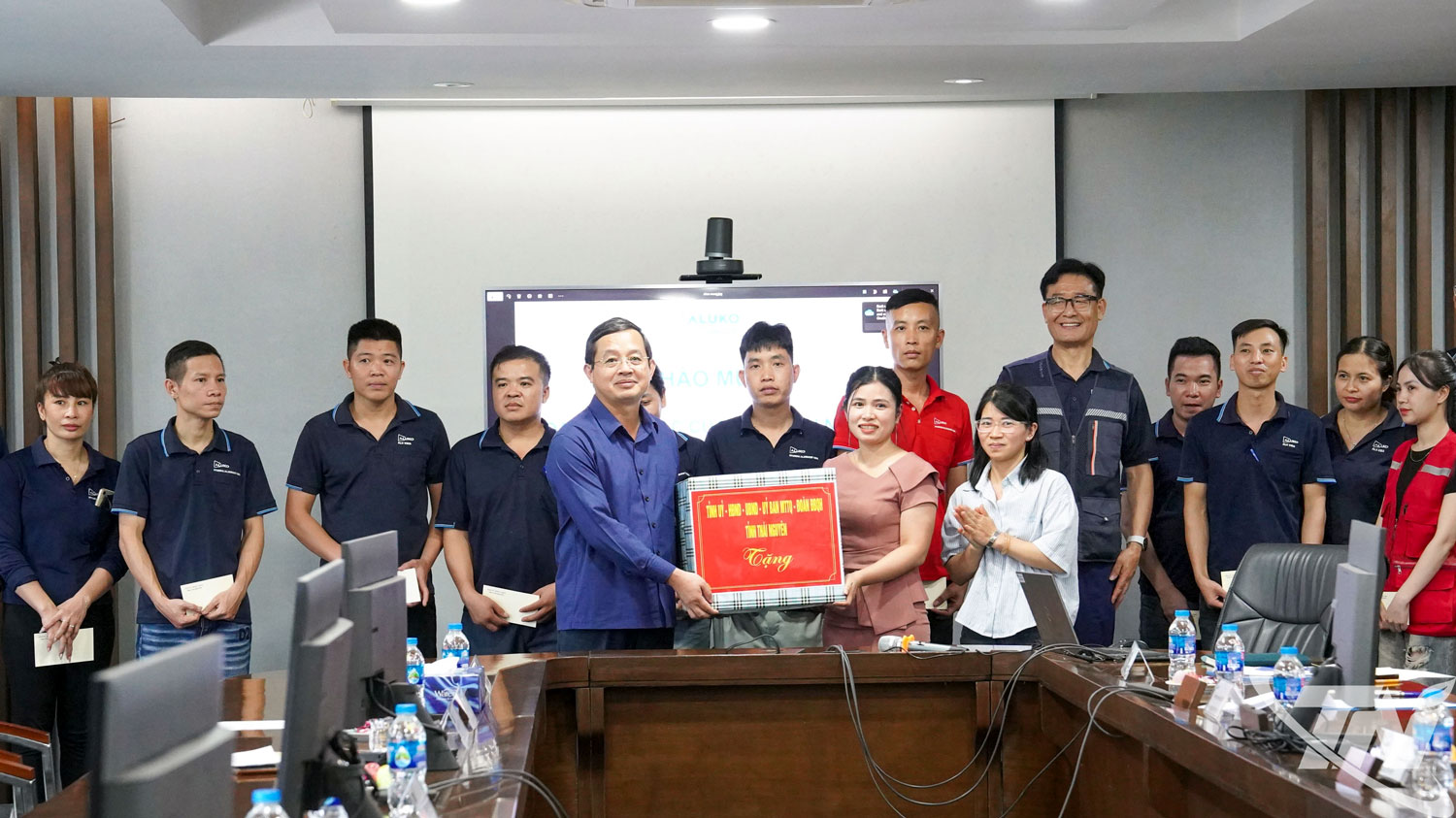 Đồng chí Chủ tịch UBND tỉnh Phạm Hoàng Sơn trao quà cho đại diện Công đoàn Công ty CP Hyundai Aluminum Vina.