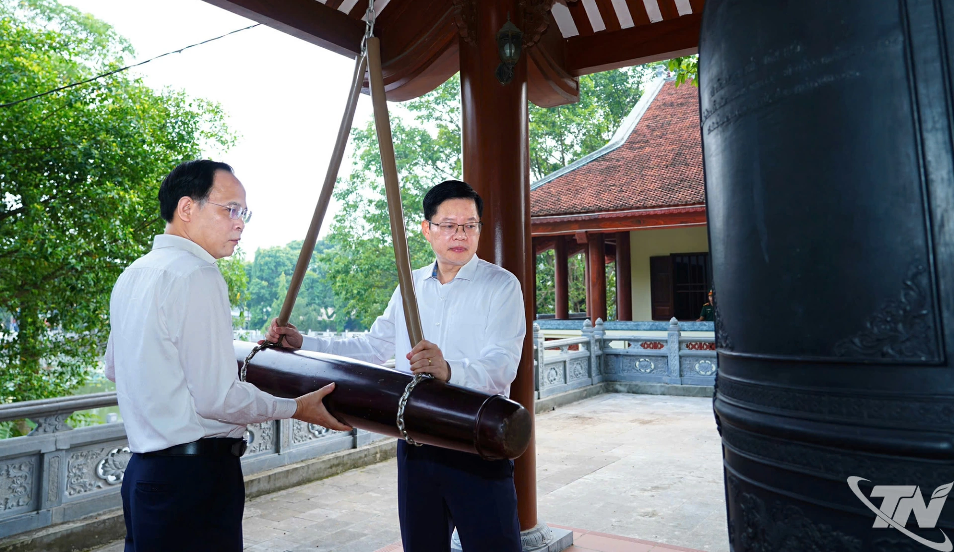 Các đồng chí lãnh đạo tỉnh thực hiện nghi thức thỉnh chuông.