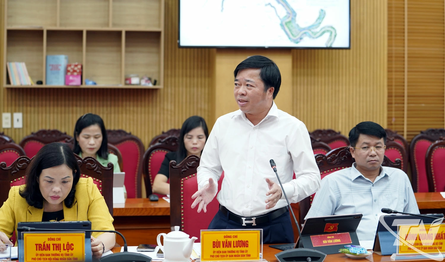 Đồng chí Bùi Văn Lương, Ủy viên Ban Thường vụ Tỉnh ủy, Phó Chủ tịch UBND tỉnh phát biểu tại Hội nghị.