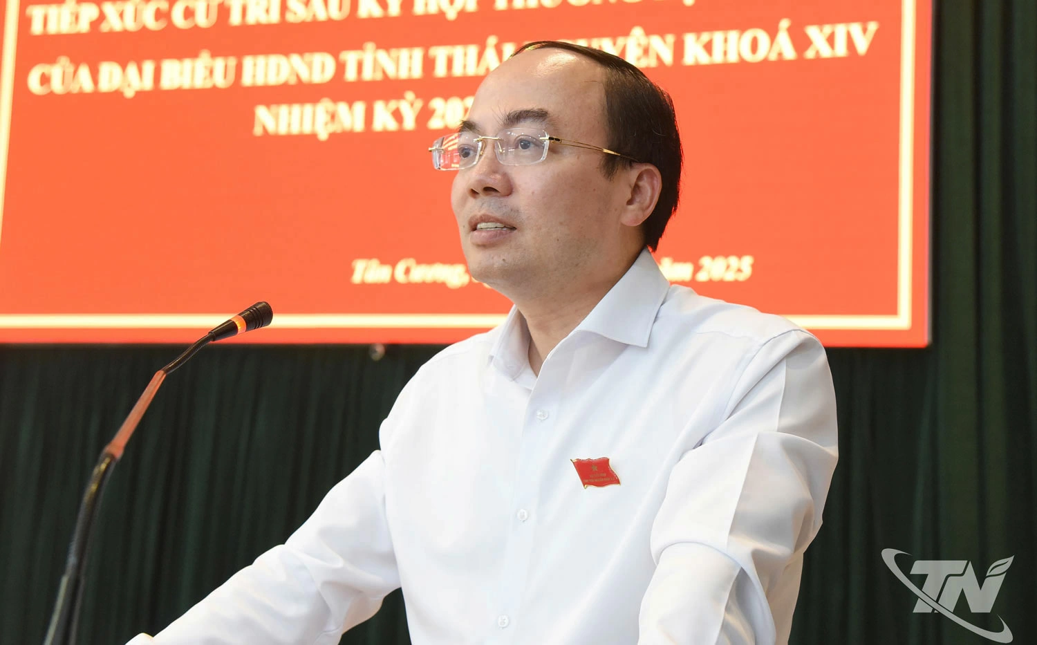 Đồng chí Chủ tịch HĐND tỉnh Nguyễn Đăng Bình phát biểu tại buổi tiếp xúc.