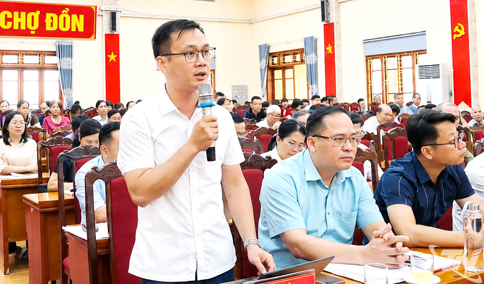 Cử tri phát biểu ý kiến tại buổi tiếp xúc.