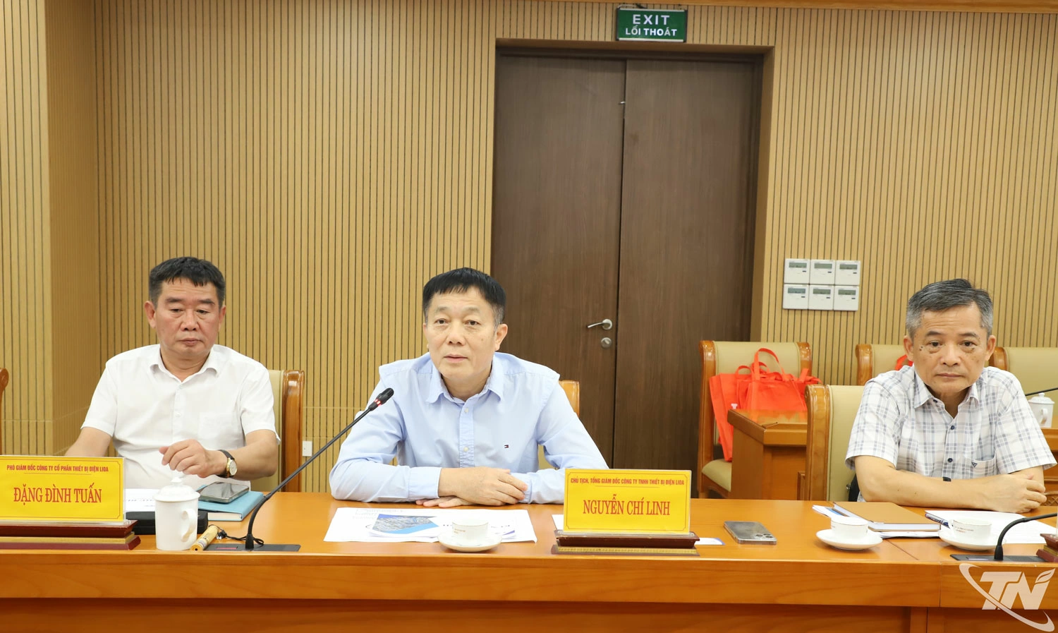 Đại diện Công ty TNHH Thiết bị điện LiOA chia sẻ tại buổi làm việc.