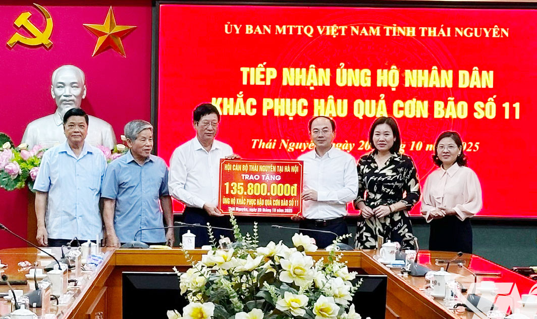 Đoàn trao kinh phí hỗ trợ Thái Nguyên qua Quỹ cứu trợ của Ủy ban MTTQ tỉnh.