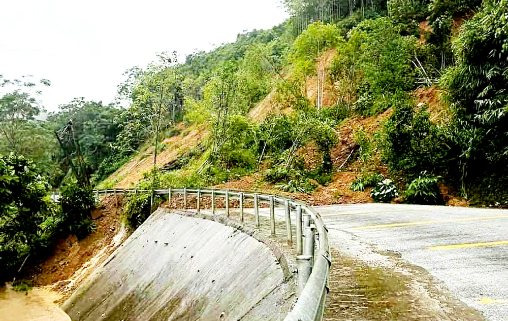 Trên tỉnh lộ 258 đoạn qua xã Nà Phặc xảy ra tình trạng sạt ở ta-luy dương.