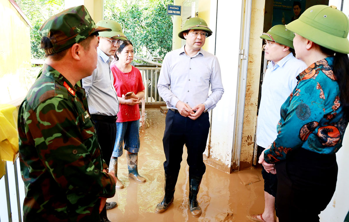 Đồng chí Bí thư Tỉnh ủy kiểm tra công tác khắc phục hậu quả mưa lũ tại Trạm y tế xã Dân Tiến.