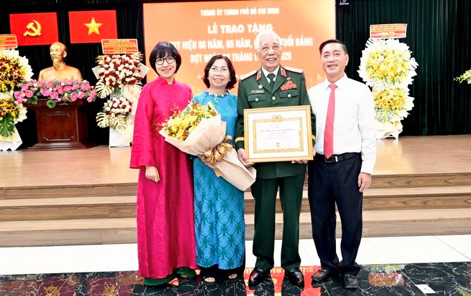 Trưởng Ban Tổ chức Thành ủy TPHCM Phạm Thành Kiên chúc mừng Trung tướng Nguyễn Văn Thái nhận Huy hiệu 80 năm tuổi Đảng. Ảnh: VĂN MINH