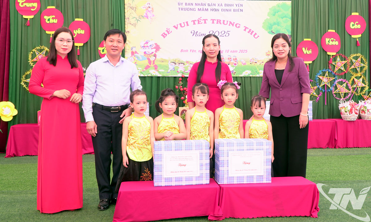 Đồng chí Phó chủ tịch UBND tỉnh Nguyễn Thị Loan tặng quà các cháu Trường Mầm non Định Biên.