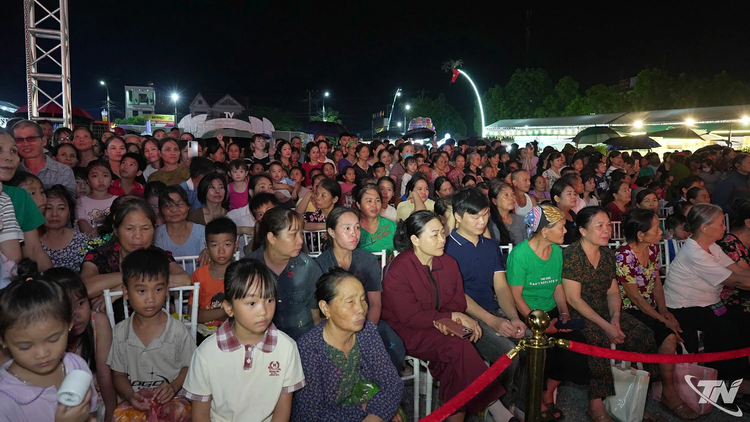Chương trình nghệ thuật đặc sắc thu hút đông đảo người dân đến thưởng thức.