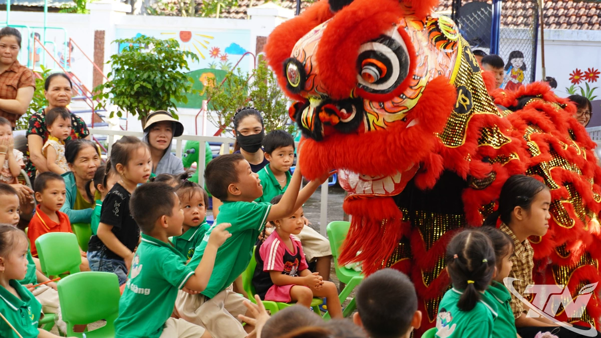 Trẻ em háo hức với màn múa Lân sôi động.