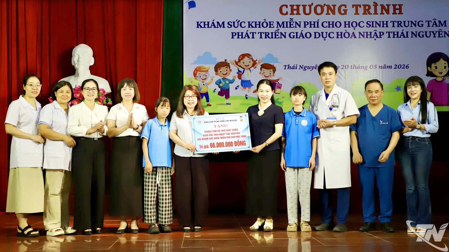 Trao biển tượng trưng tặng gói khám và ưt vấn sức khoẻ miễn phí cho Trung tâm