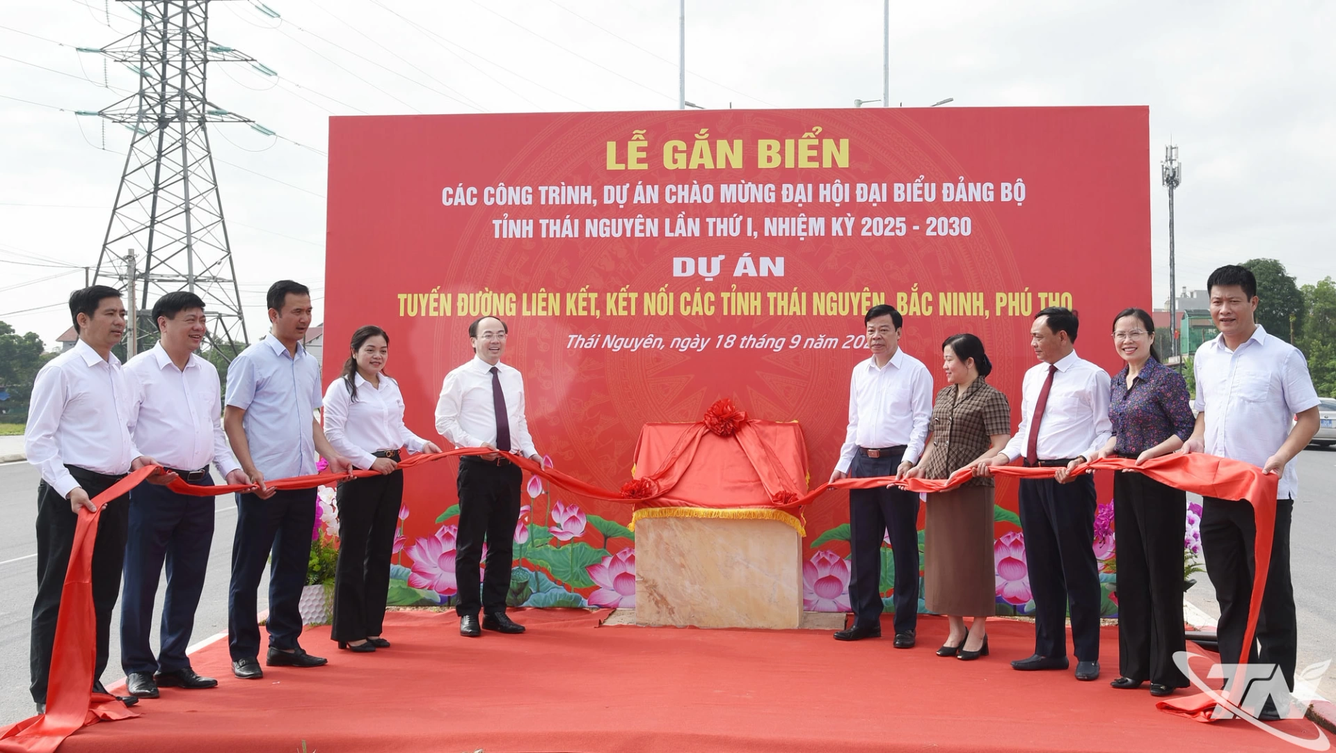 Các đại biểu thực hiện nghi thức gắn biển công trình chào mừng Đại hội đại biểu Đảng bộ tỉnh Thái Nguyên lần thứ I: Tuyến đường liên kết, kết nối các tỉnh Thái Nguyên - Bắc Ninh - Phú Thọ.