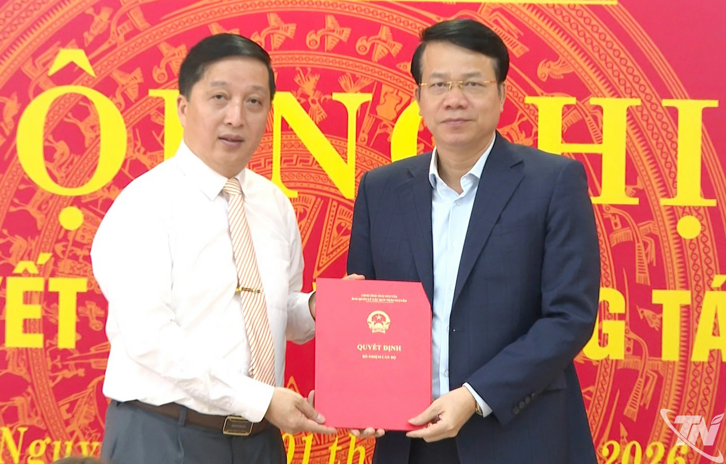 Đồng chí Dương Văn Lượng, Phó Chủ tịch UBND tỉnh trao quyết định bổ nhiệm Trưởng Ban Quản lý các khu công nghiệp tỉnh Thái Nguyên.