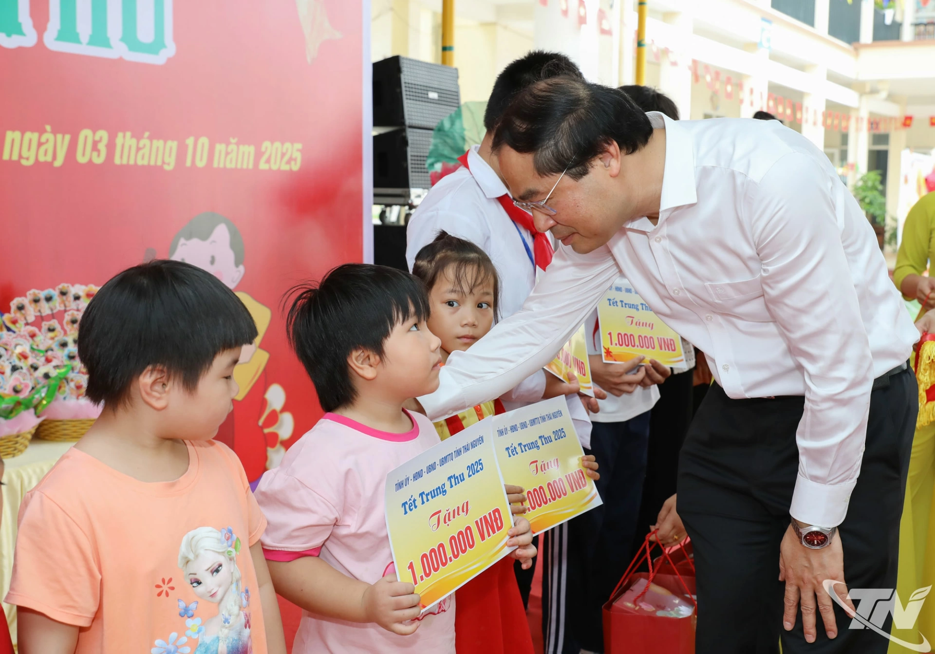 Đồng chí Bí thư Tỉnh ủy Trịnh Xuân Trường tặng quà học sinh có hoàn cảnh khó khăn.