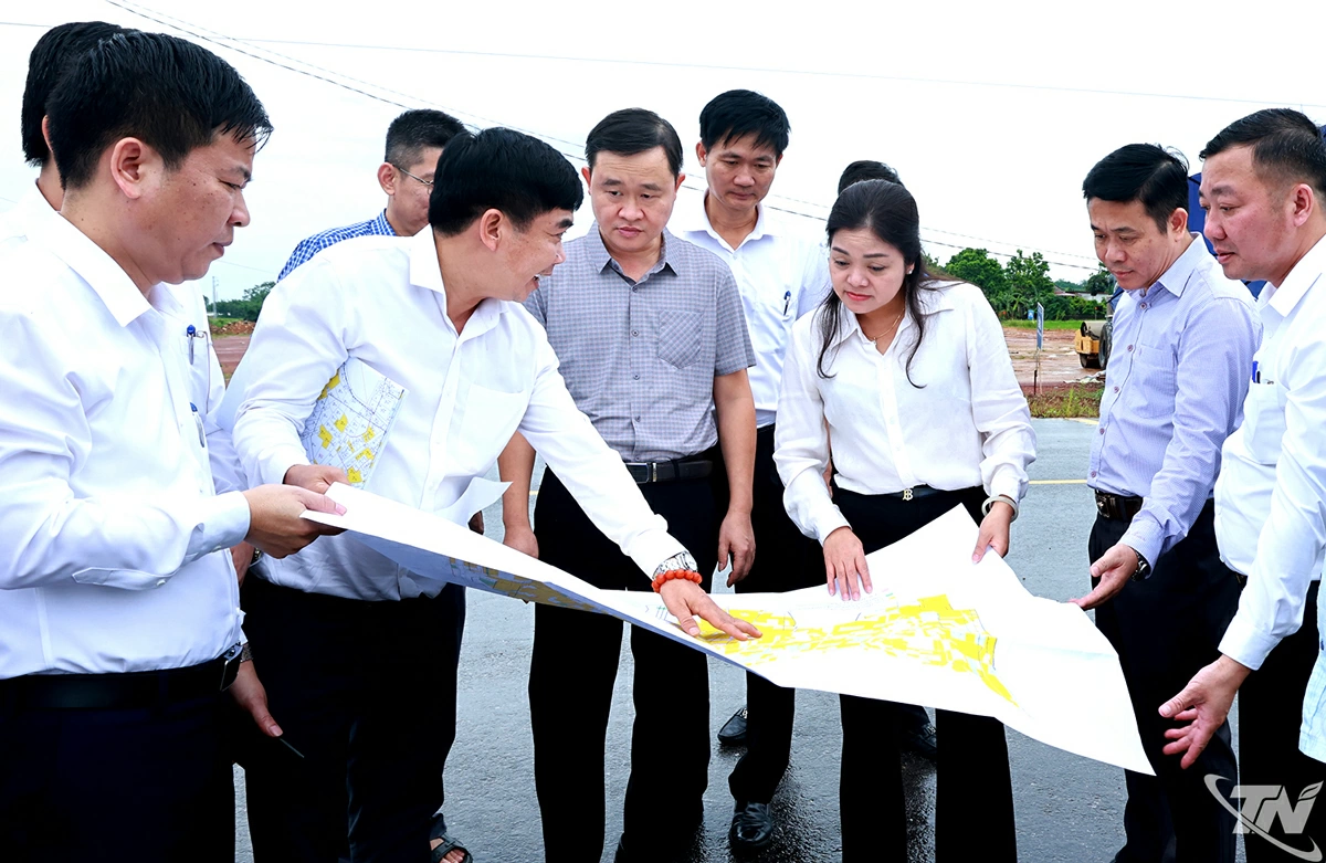 Đồng chí Phó Chủ tịch UBND tỉnh Nguyễn Thị Loan kiểm tra thực địa Dự án đầu tư xây dựng và kinh doanh kết cấu hạ tầng cụm công nghiệp tại xã Kha Sơn.