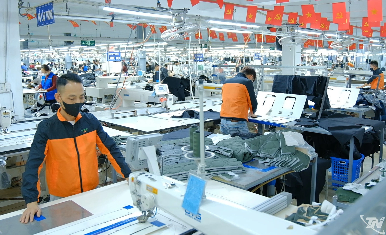 Nỗ lực cải thiện môi trường đầu tư, nâng cao năng lực cạnh tranh đang tạo thêm động lực cho hoạt động   sản xuất, kinh doanh trên địa bàn tỉnh. Trong ảnh: Ngành dệt may ghi nhận tín hiệu phục hồi tích cực   khi nhu cầu nhập khẩu từ các thị trường lớn tăng trở lại.
