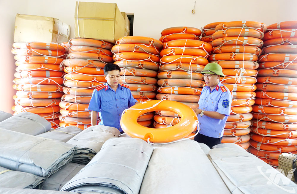 Lực lượng chức năng kiểm tra vật tư phòng, chống thiên tai, tìm kiếm cứu nạn. Ảnh T.L