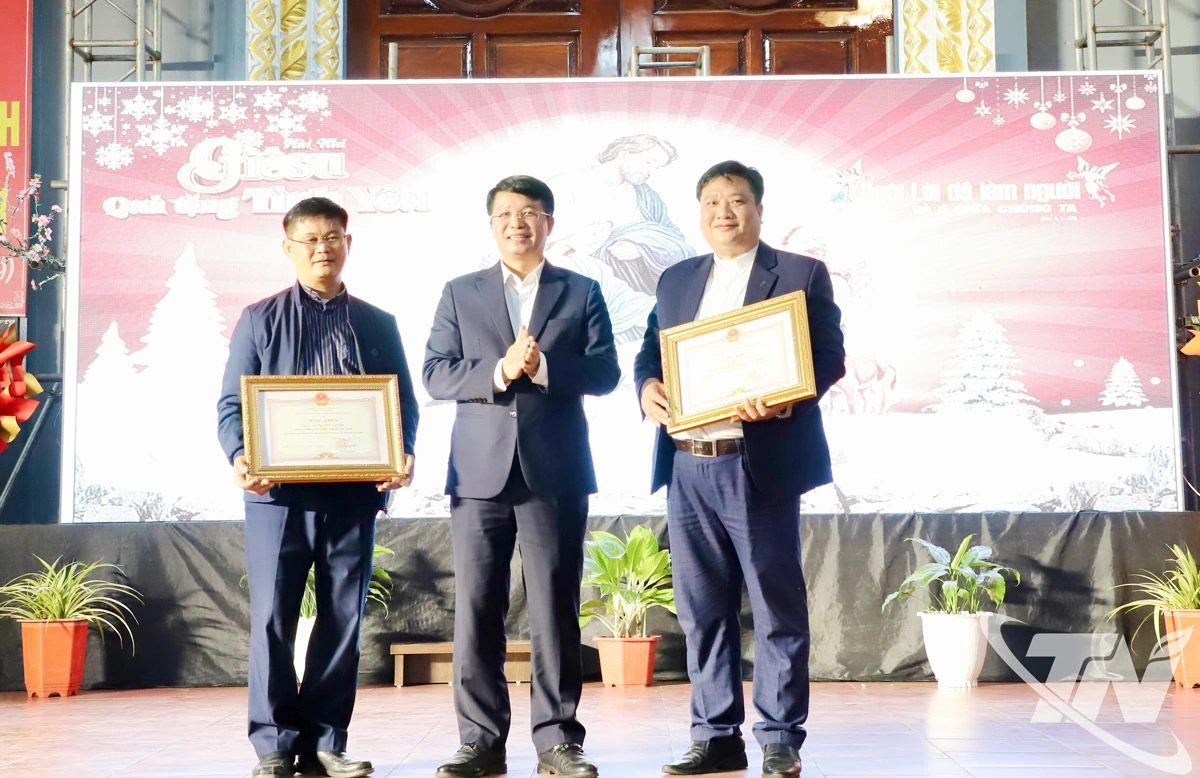 Đồng chí Nông Quang Nhất, Phó Chủ tịch UBND tỉnh đã trao Bằng khen của Chủ tịch UBND tỉnh cho 2 linh mục Giáo xứ Phú Cường và Yên Lãng.