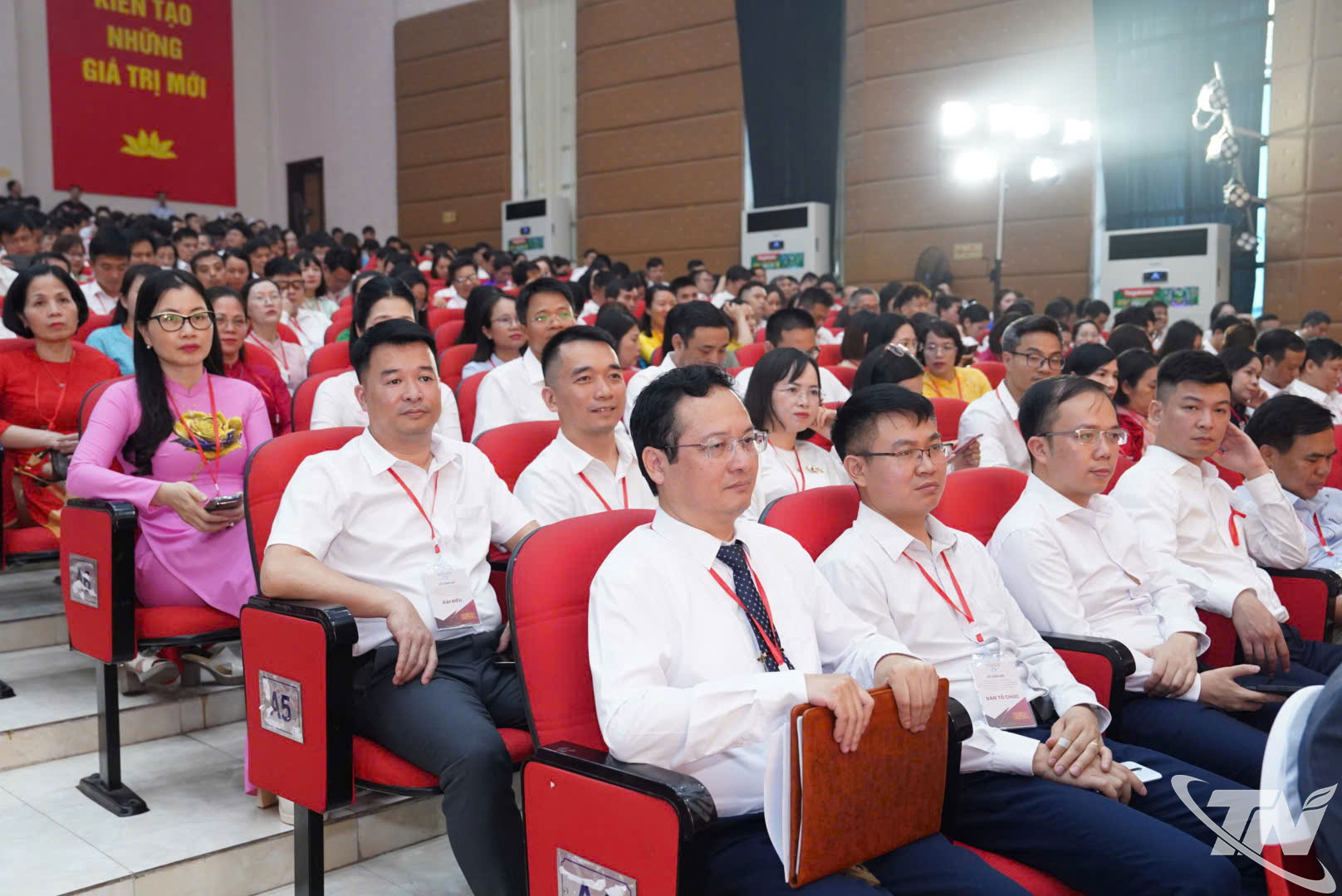 Đông đảo cán bộ, giảng viên và sinh viên tham dự buổi Lễ.
