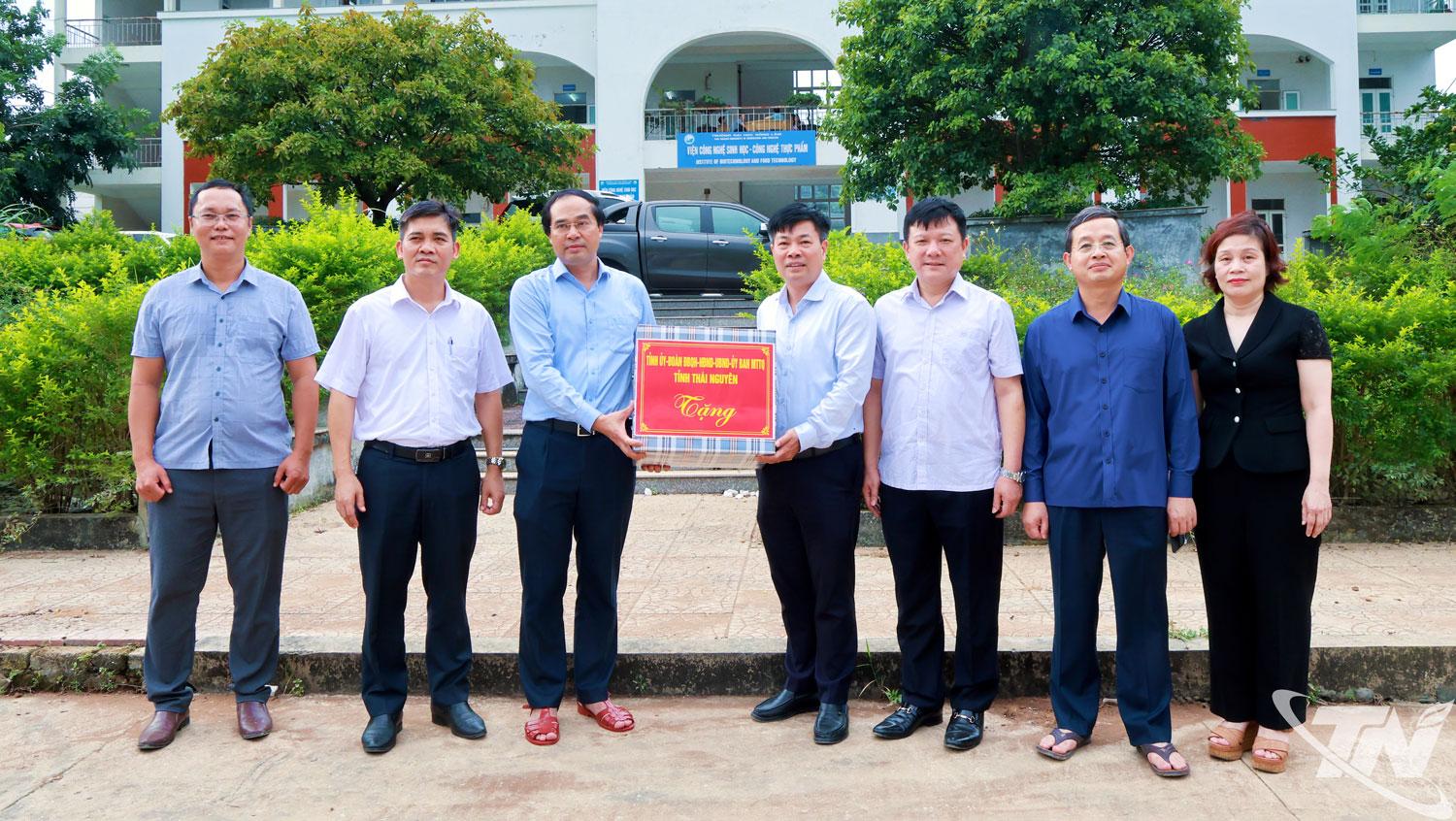 Đồng chí Bí thư Tỉnh ủy và đồng chí Chủ tịch UBND tỉnh tặng quà động viên Trường ĐH Nông lâm Thái Nguyên.