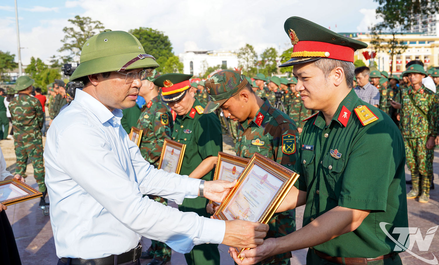 Đồng chí Bí thư Tỉnh ủy Trịnh Xuân Trường tặng Bằng khen cho các lực lượng vũ trang hoàn thành xuất sắc nhiệm vụ hỗ trợ tỉnh Thái Nguyên khắc phục hậu quả bão số 11.