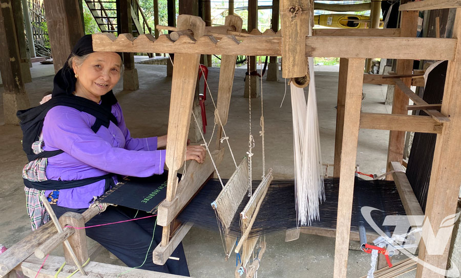 Bà Triệu Thị Dung đang dệt vải chàm bằng khung cửi truyền thống của người Tày.