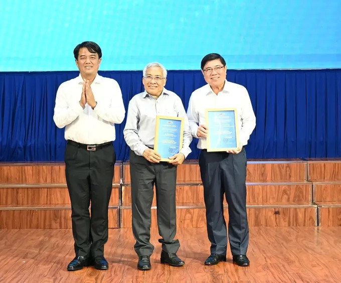 Trưởng Ban Tuyên giáo Thành ủy TPHCM Bùi Thanh Nhân trao giấy chứng nhận cho báo cáo viên. ﻿Ảnh: VĂN MINH