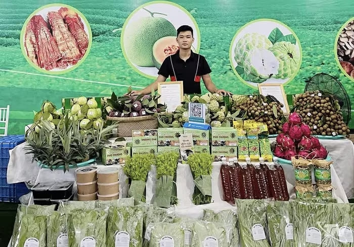 Sản phẩm rau hữu cơ của Công ty TNHH Nông nghiệp và Dịch vụ AE Thái Nguyên   do anh Hoàng Mạnh Tuấn, sinh năm 1999, làm Giám đốc, được giới thiệu tại các hội chợ,   từng bước mở rộng thị trường tiêu thụ.