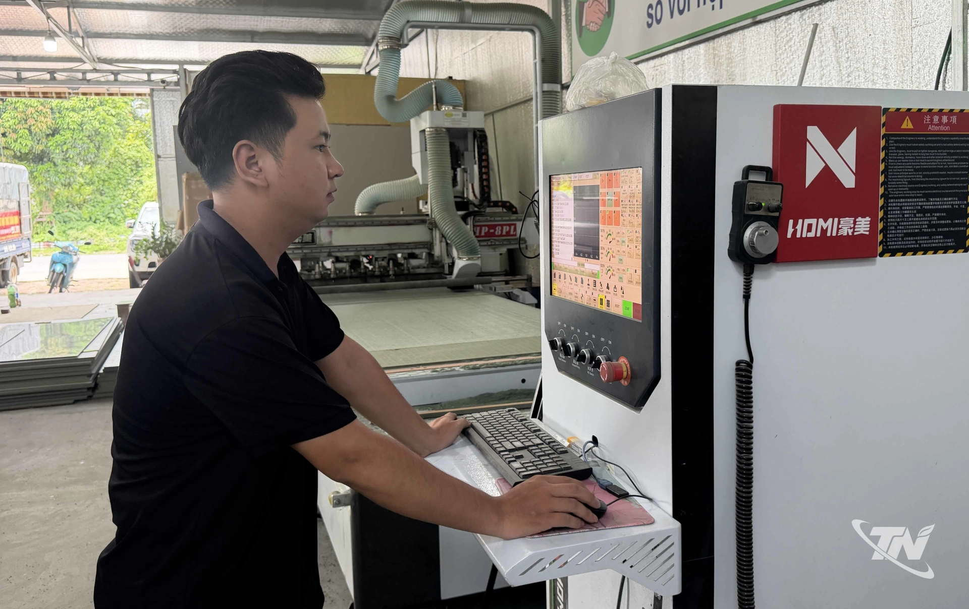 Nguồn vốn tín dụng tạo điều kiện để các hộ kinh doanh sau chuyển đổi đầu tư   máy móc, ứng dụng công nghệ, nâng cao năng lực sản xuất, kinh doanh.