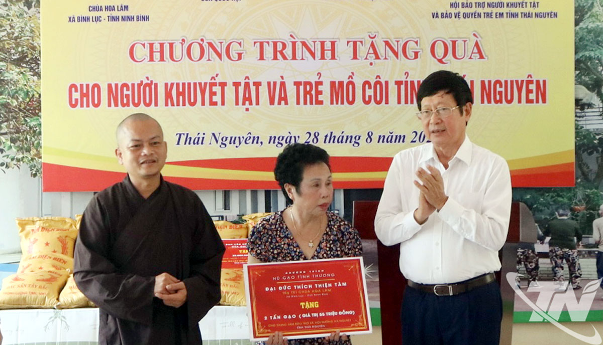 Đại đức Thích Thiện Tâm, Trụ trì Chùa Hoa Lâm trao tặng 2 tấn gạo cho Trung tâm