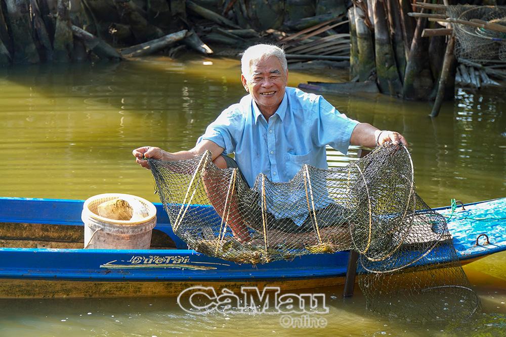 Nụ cười phấn khởi của ông Hồ Minh Anh trong ngày thu hoạch tôm phản ánh niềm tin của người dân vào hướng phát triển kinh tế thủy sản bền vững ở địa phương.