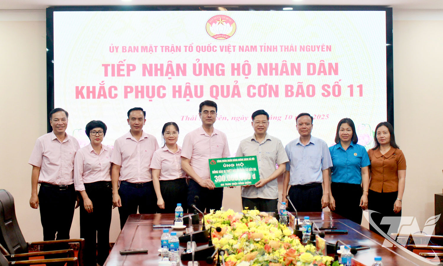 Đồng chí Đinh Quang Tuyên, Phó Bí thư Tỉnh ủy, Chủ tịch Ủy ban Mặt trận Tổ quốc Việt Nam tỉnh tiếp nhận ủng hộ lụt bão của Ngân hàng chính sách xã hội Việt Nam.