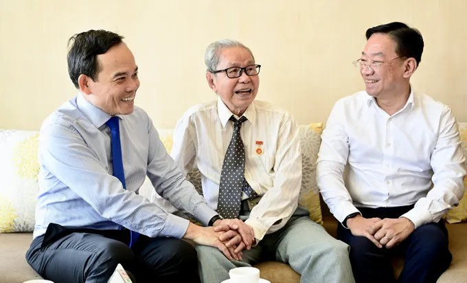 Bí thư Thành ủy TPHCM Trần Lưu Quang và Bí thư Đảng ủy phường An Khánh Lê Trần Kiên trò chuyện với đồng chí Nguyễn Văn Tư. Ảnh: VĂN MINH