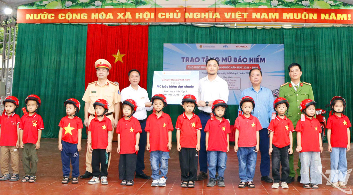 Đại diện Ban Tổ chức tặng mũ cho học sinh tại Trường Tiểu học và THCS Xuất Hóa (phường Bắc Kạn)