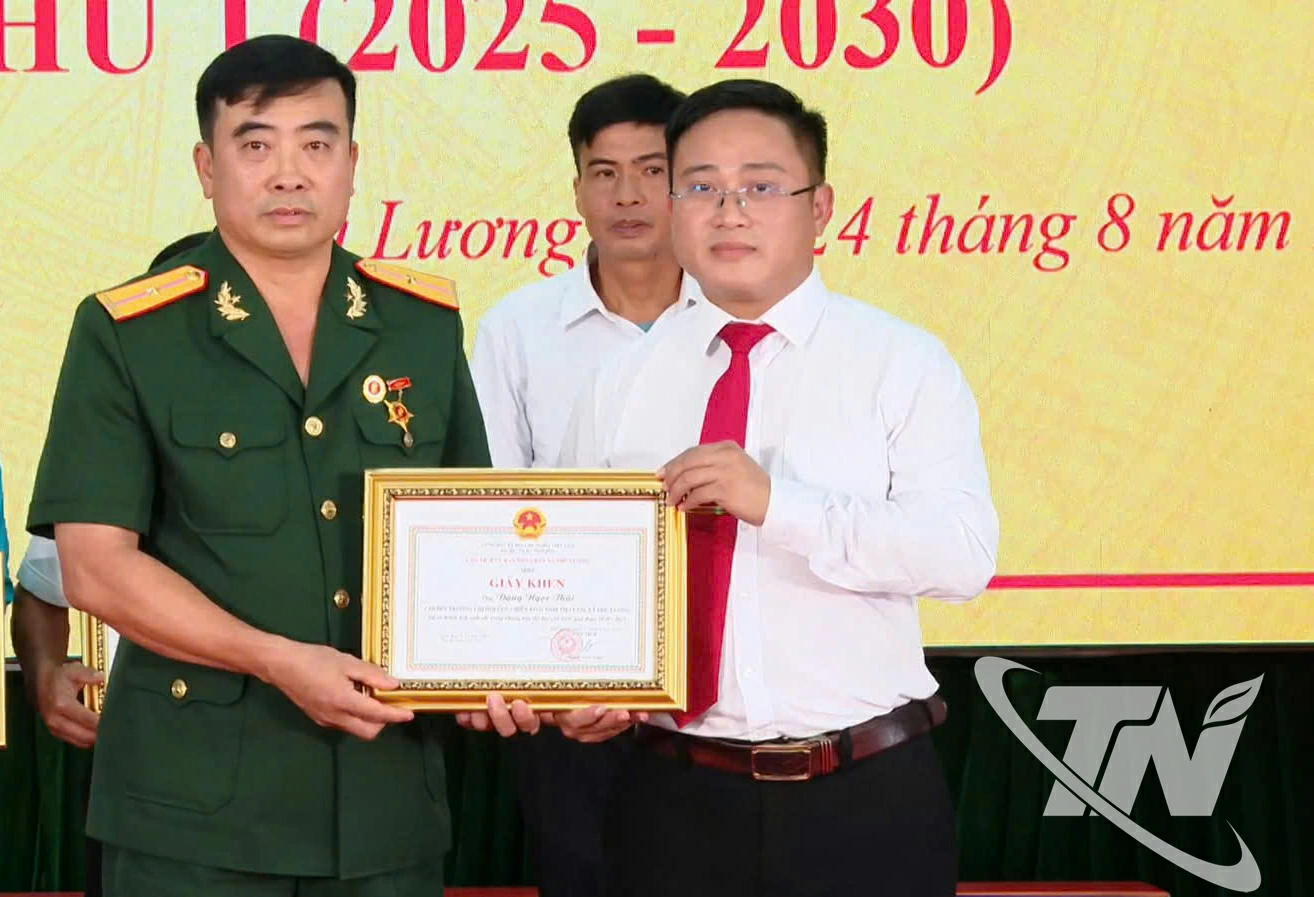 Khen thưởng cho các tập thể, cá nhân có thành tích xuất sắc trong thực hiện các phong trào thi đua iai đoạn 2020-2025.