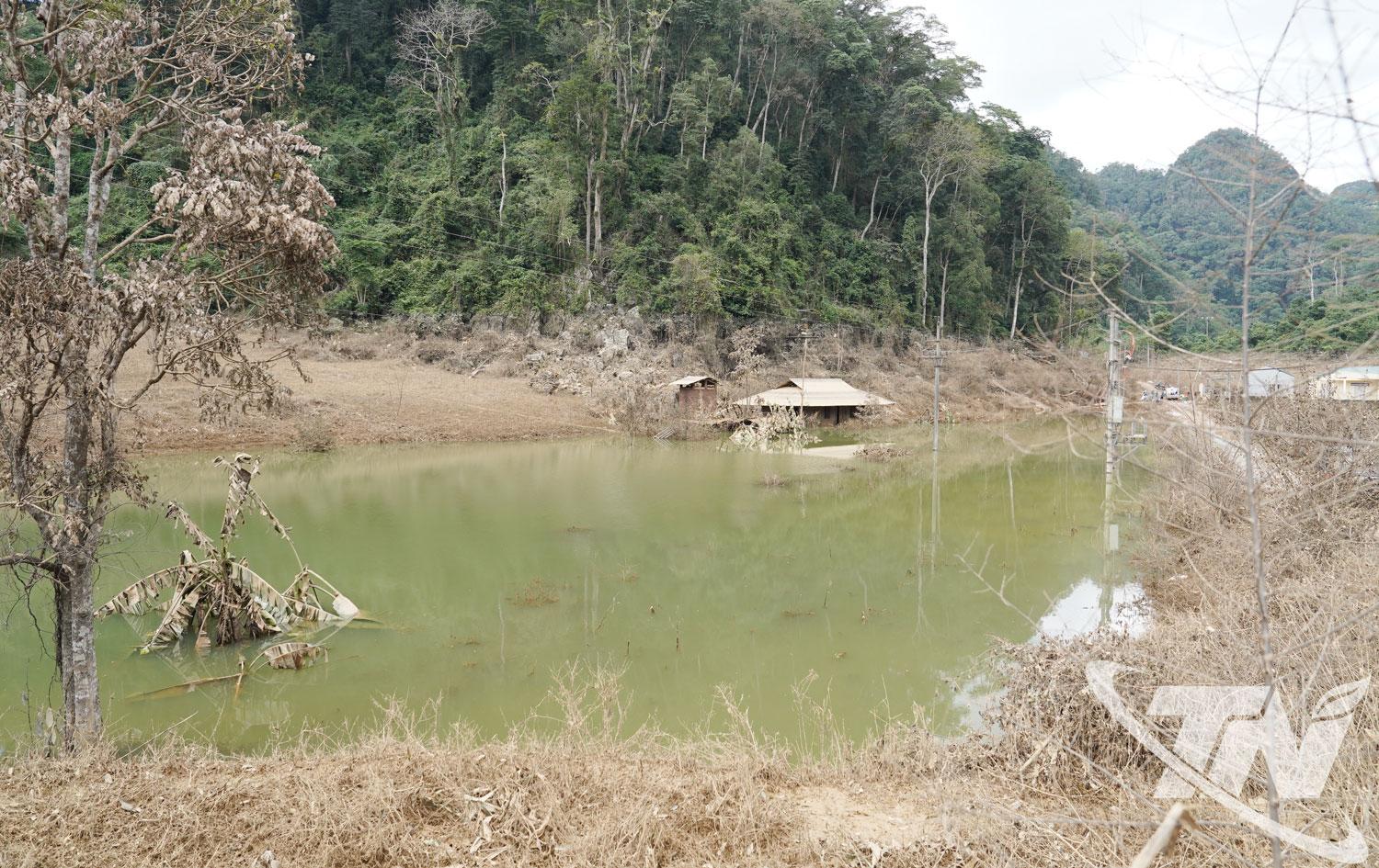 Đến thời điểm hiện tại, một số hộ tại Lủng Siên vẫn bị ngập sâu.