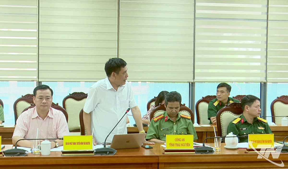 Lãnh đạo Báo và Phát thanh, Truyền hình Thái Nguyên phát biểu tại buổi làm việc.