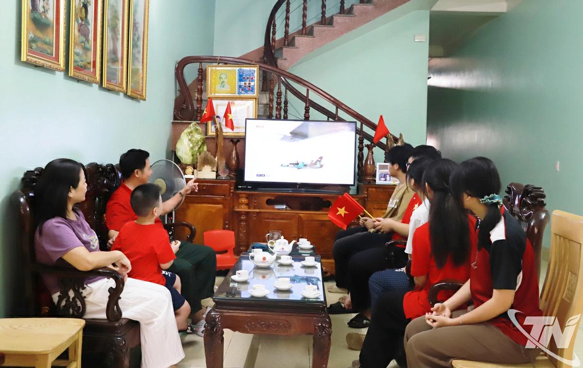 Gia đình ông Dương Ngọc Khang đón xem Lễ diễu binh, diễu hành kỷ niệm 80 năm Quốc khánh 2-9 như một bài học lịch sử sinh động gửi đến thế hệ trẻ.