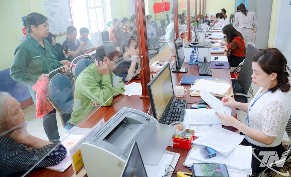 Cán bộ Trung tâm Phục vụ hành chính công phường Gia Sàng giải quyết thủ tục hành chính cho người dân.