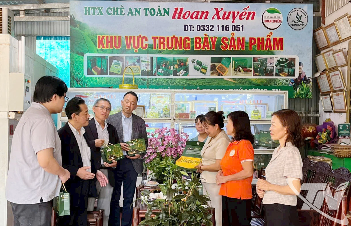 Du khách quốc tế khi đến Thái Nguyên được trải nghiệm các nông sản đặc trưng của địa phương.