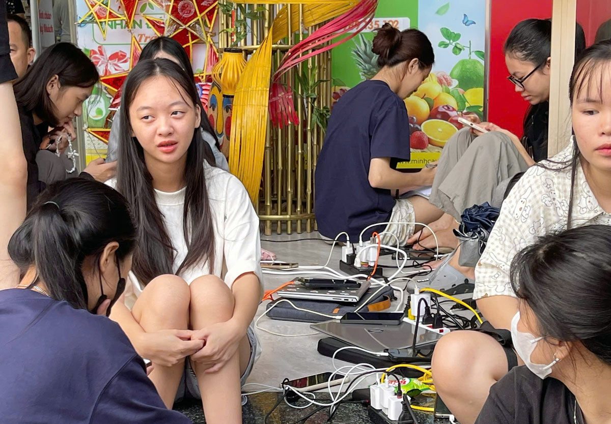 Điểm hỗ trợ sạc pin điện thoại, máy tính phục vụ nhu cầu làm việc, học tập.