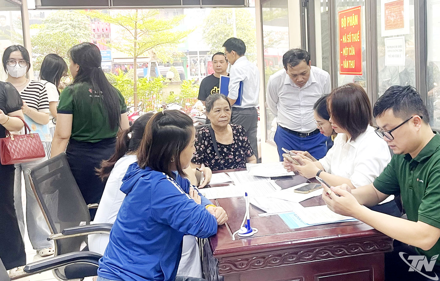Ngành Thuế Thái Nguyên tập trung cao điểm hỗ trợ người dân và các hộ kinh doanh với phương châm cầm tay chỉ việc để hoàn thành kê khai thuế, khai báo tài khoản.
