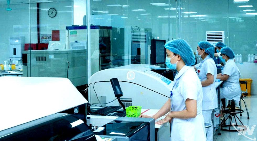 Với trang thiết bị hiện đại kết nối đồng bộ, Bệnh viện A Thái Nguyên đã thực hiện được các kỹ thuật xét nghiệm chuyên sâu, sinh học phân tử, định lượng virus... trong chẩn đoán và điều trị bệnh.