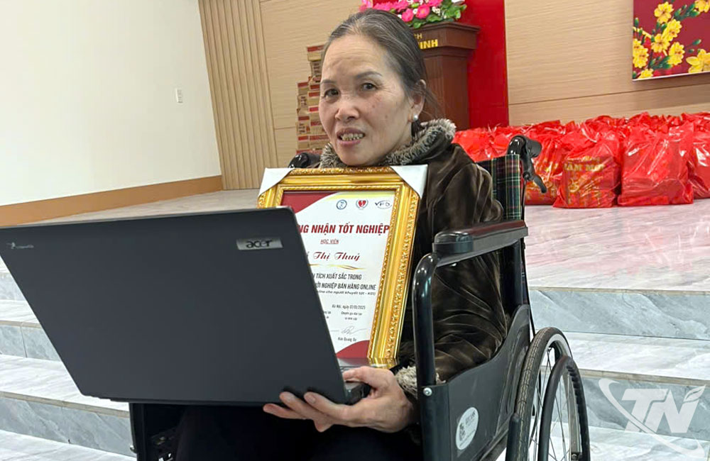 Bà Đỗ Thị Thủy (xã Tân Cương), bị khuyết tật vận động, được hỗ trợ máy tính đã qua sử dụng vào đầu năm 2025