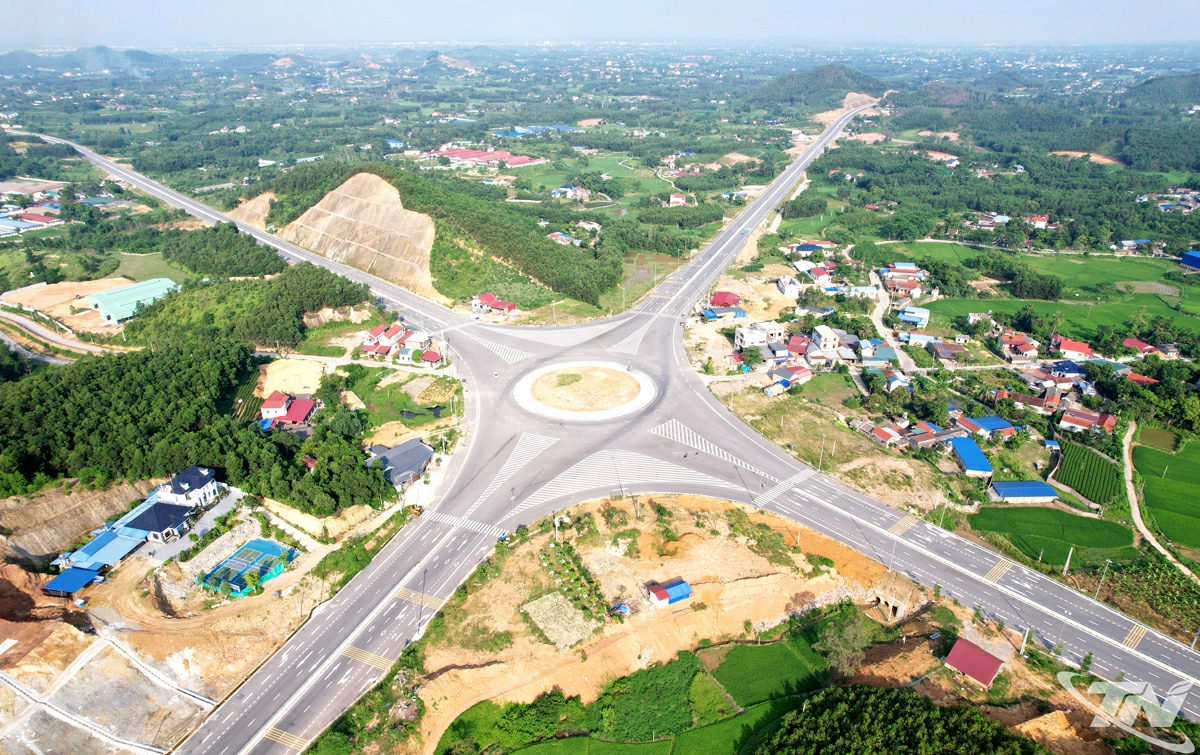 Thời gian qua, tỉnh luôn ưu tiên đầu tư phát triển hạ tầng giao thông, đặc biệt là các dự án giao thông liên kết, kết nối vùng.