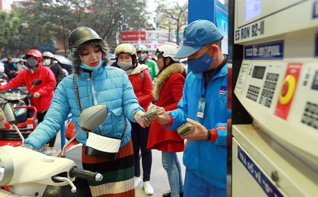 Giá xăng E5RON92 tăng 534 đồng/lít so với giá cơ sở hiện hành - Ảnh minh họa