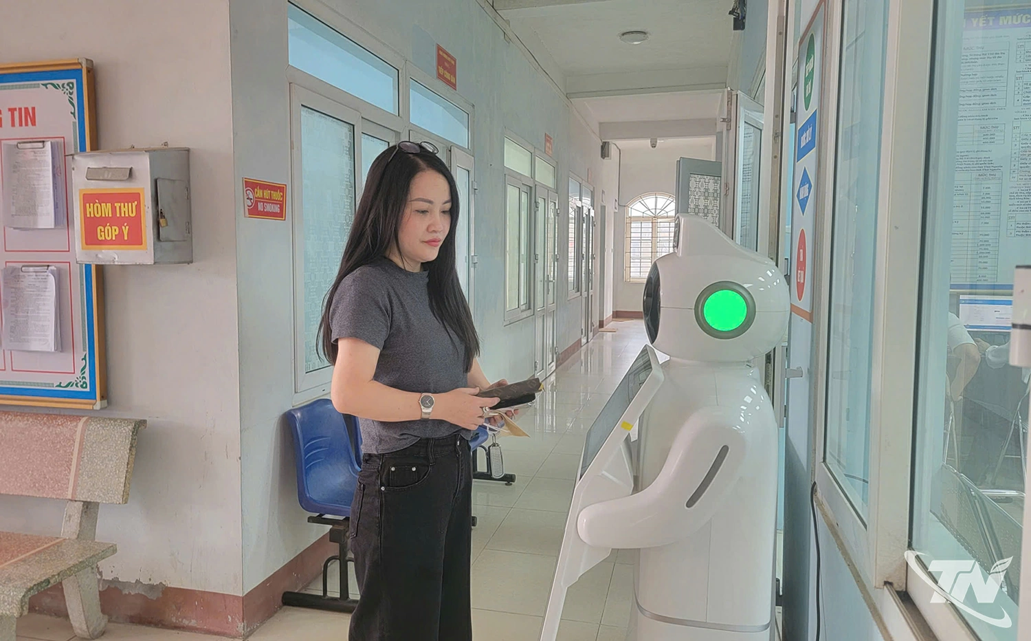 Robot tích hợp AI phục vụ tư vấn, giải đáp thủ tục hành chính cho người dân