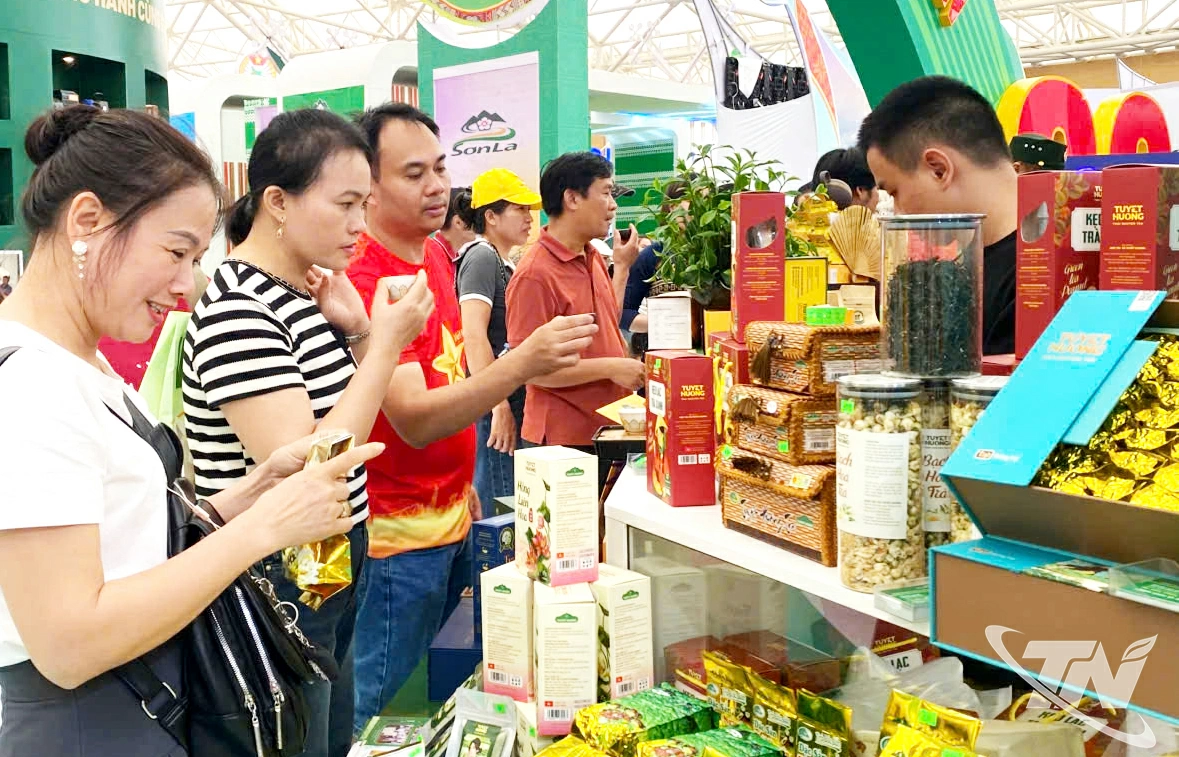 Du khách tham  quan các sản  phẩm nông  nghiệp đạt tiêu  chuẩn OCOP  của tỉnh Thái  Nguyên tại Triển  lãm thành tựu  đất nước “80  năm Hành trình  Độc lập - Tự do  - Hạnh phúc”.