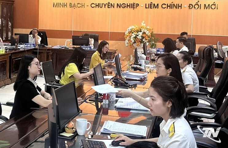 Thuế tỉnh Thái Nguyên hướng dẫn, hỗ trợ người dân thực hiện kê khai thuế qua hóa đơn điện tử. Ảnh: TL