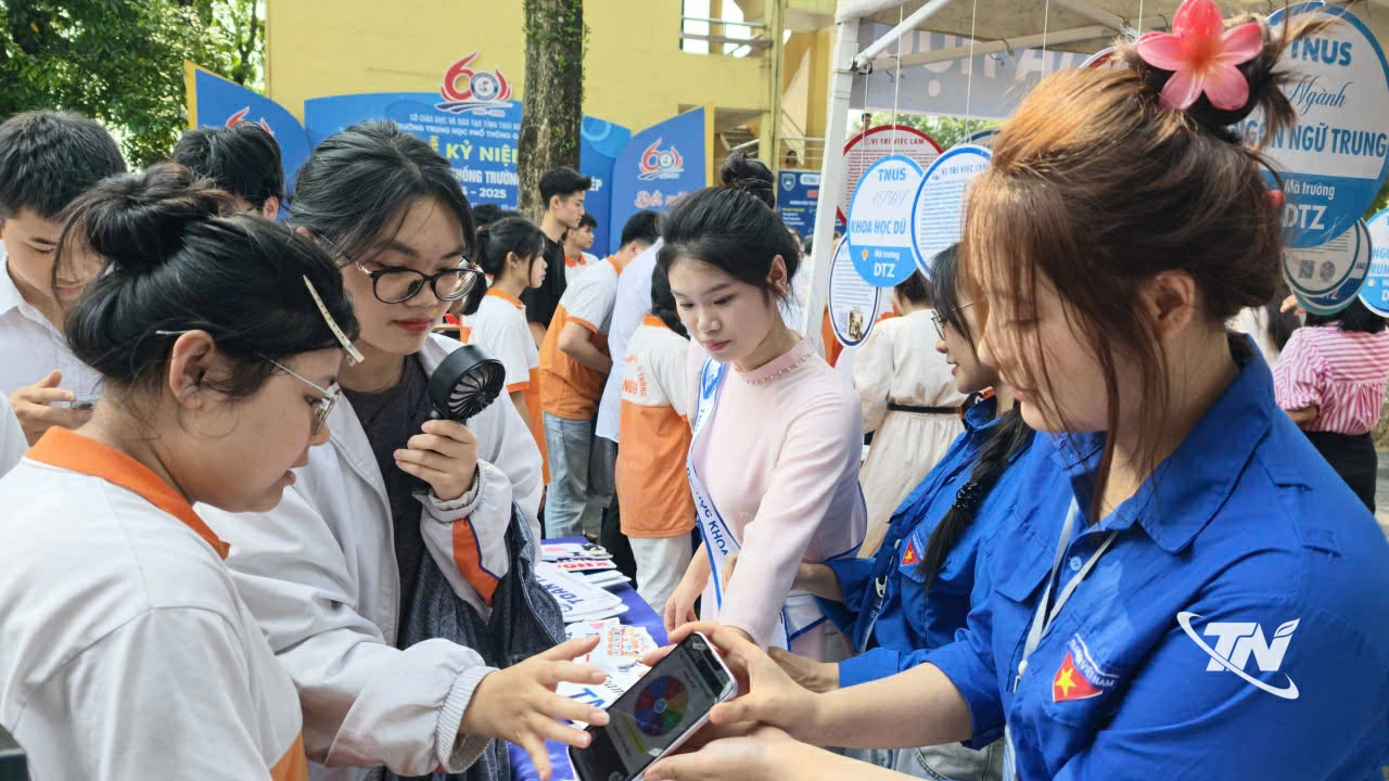 Đoàn viên thanh niên Trường Đại học Khoa học- Đại học Thái Nguyên tổ chức hướng dẫn cho học sinh về các phần mềm lựa chọn nghề nghiệp trên nền tảng số.