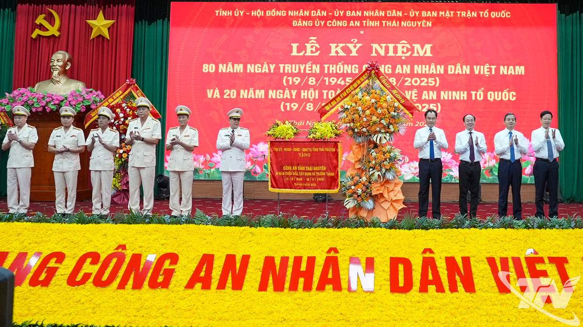 Các đồng chí Thường trực Tỉnh ủy chúc mừng lực lượng Công an nhân dân tỉnh Thái Nguyên.